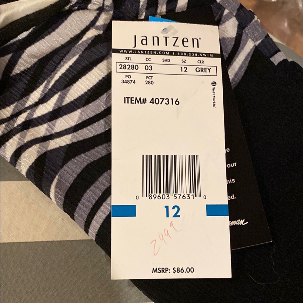 Jantzen Black and White Wave Pattern One Piece Swimsuit Size 12 NWT
S-12 - Picture 7 of 11